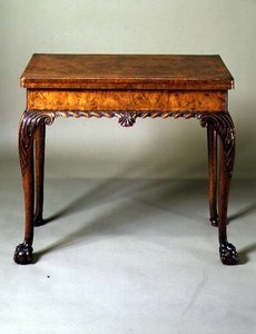 Kaarttafel met bal- en klauwvoeten, ca.1735 door English School
